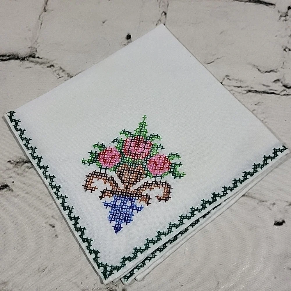 Vintage Cross-Stitch Embroidered Cloth Napkins Lot Of 4‎ Traditional Grannycore